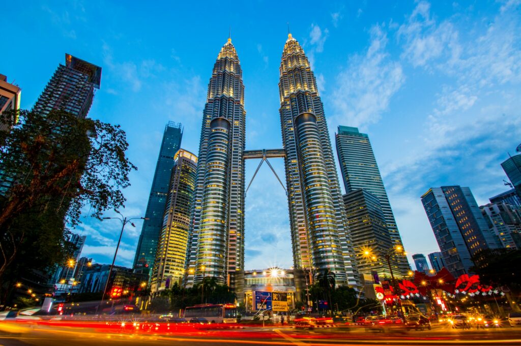 쿠알라룸푸르 기차 여행의 시작점. KL - 페트로나스 트윈 타워 - Unsplash Mohd jon ramlan
