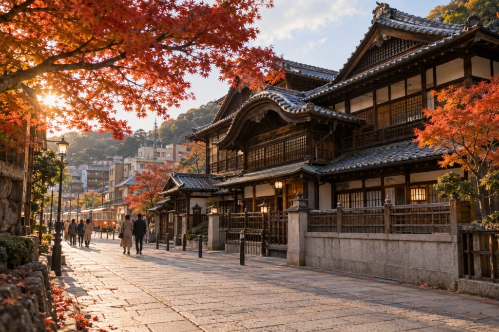 11월 해외여행지 - 붉은 단풍과 전통 목조 건물이 어우러진 마쓰야마 도고 온천가 풍경